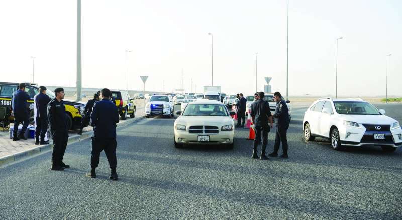 رجال النجدة في إحدى نقاط التفتيش خلال الحملة على منطقة صباح الأحمد
