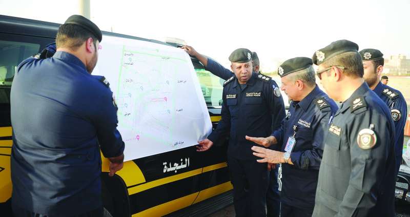 اللواء الصايغ يستمع إلى خطة انتشار رجال النجدة لتطويق منطقة صباح الأحمد
