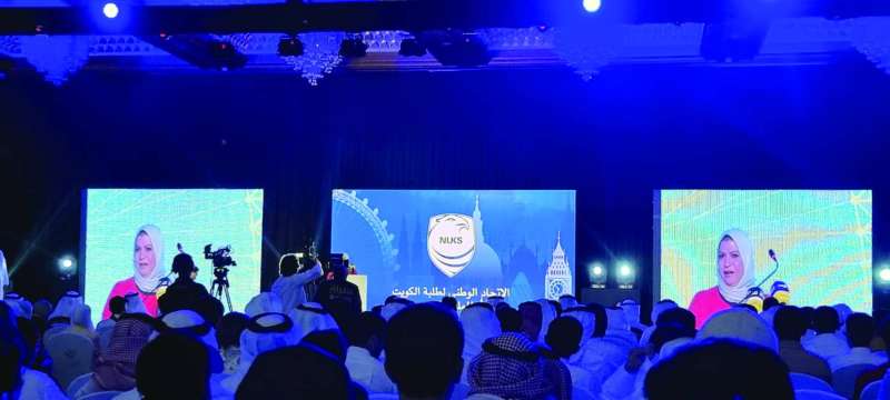 فاطمة السنان مُوجّهة حديثها للطلبة المُبتعثين خلال اللقاء التنويري
