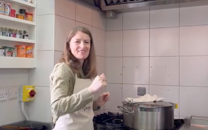 السفيرة البريطانية مهنئة بالعيد