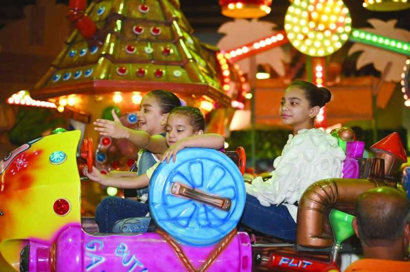 
أطفال يلهون فرحةً بالعيد
