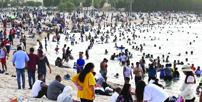 
حشود على الشاطئ 	(تصوير أسعد عبدالله)
