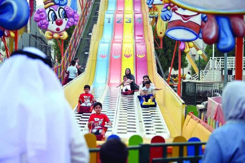 
الصغار يلعبون والكبار يراقبون
