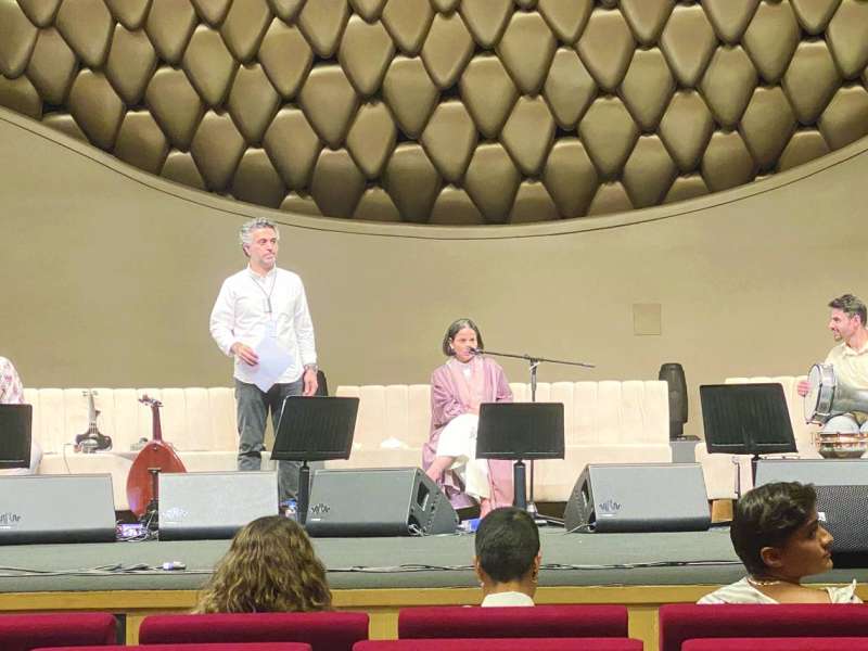 مشاعل والعود أثناء البروفة
