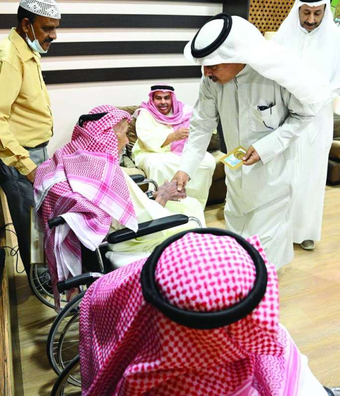 السبيعي مصافحاً أحد المسنين