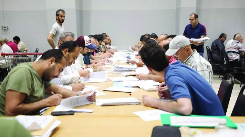 جانب من أعمال التصحيح في اختبارات الثاني عشر