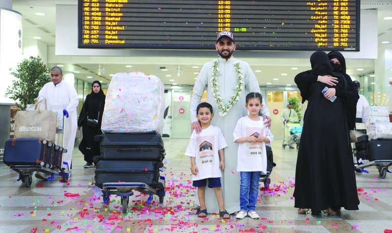 الورود في استقبال الحجاج 	 (تصوير سعود سالم)
