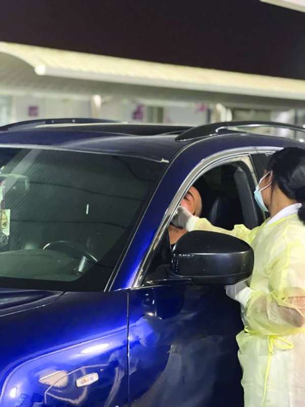 أخذ المسحة من أحد المراجعين
