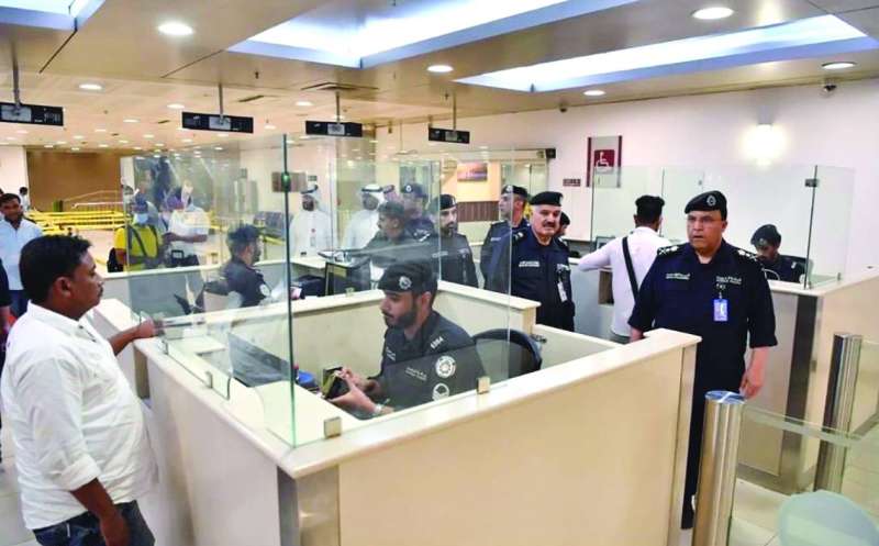 البرجس يتابع إجراءات ختم جواز أحد المسافرين