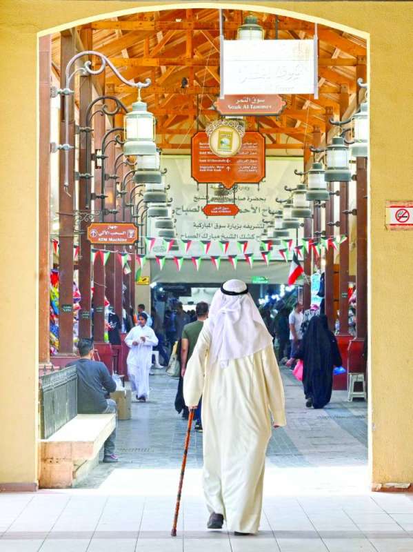 فزعة شعبية للمحافظة على سوق المباركية 	 (تصوير أسعد عبدالله)