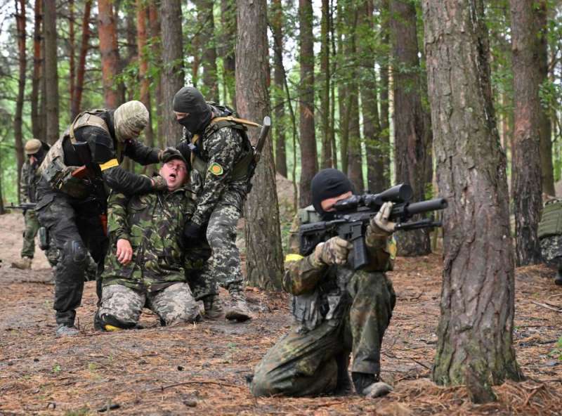 تدريبات لقوات أوكرانية تقاتل إلى جانب الجيش النظامي في بلدة بوتشا القريبة من كييف (ا ف ب)