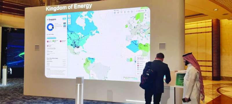 جانب من زيارة الوفد الإعلامي لمعرض «رحلة الانتقال الأخضر للمملكة»