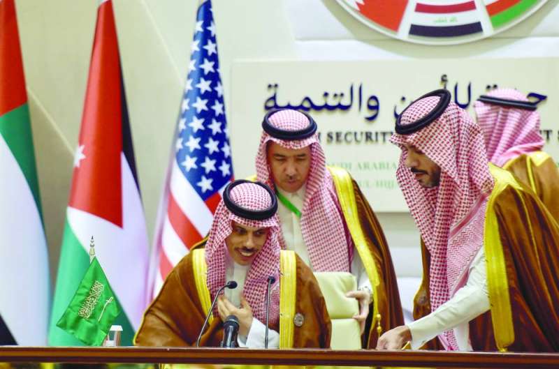 فيصل بن فرحان خلال المؤتمر الصحافي