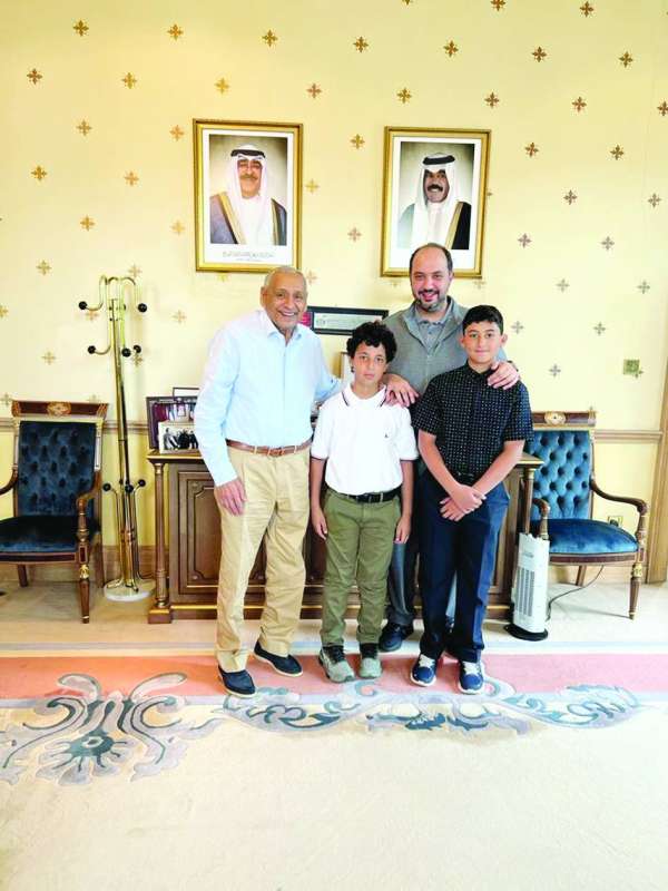 الدويسان خلال استقباله العبدالله ونجليه
