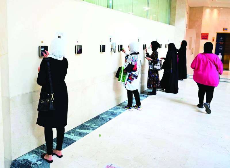 
موظفات يبصمن عند بدء الدوام في وزارة الكهرباء 	(تصوير أسعد عبدالله)
