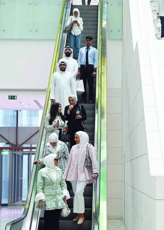 
موظفون في مجمع الوزارات	(تصوير نايف العقلة)