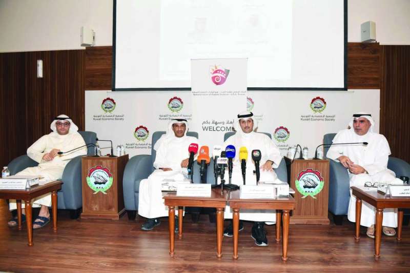 
المتحدثون في الندوة
