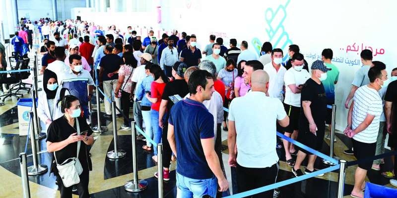 
إقبال كثيف على التطعيم في أرض المعارض 	(تصوير نايف العقلة)
