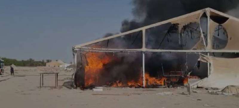 النيران مشتعلة في القاعة 