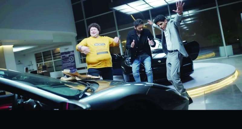 مشهد يجمع حسني مع صديقيه الميرغني وتيخا
