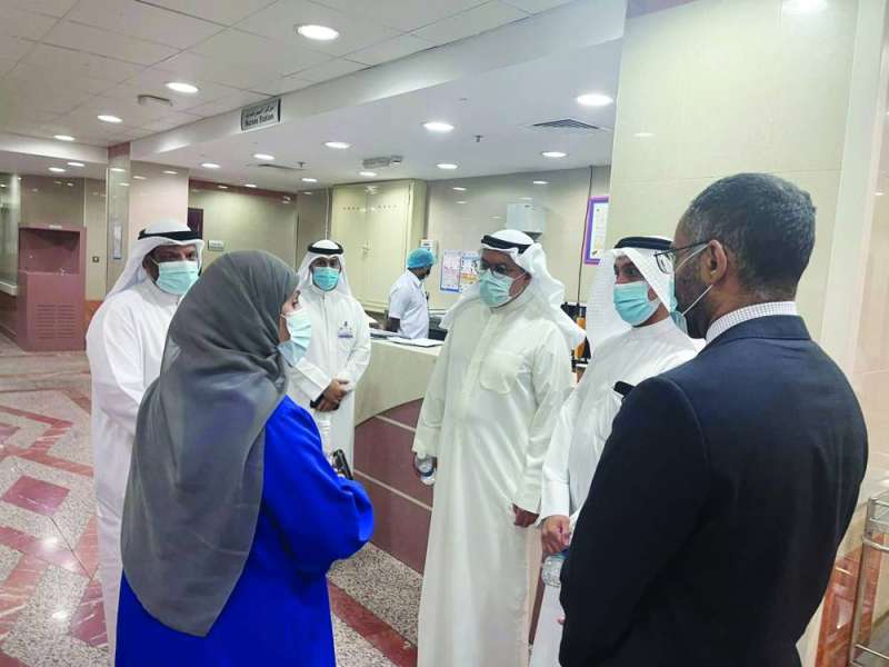 جانب من جولة وزير الصحة في المستشفى