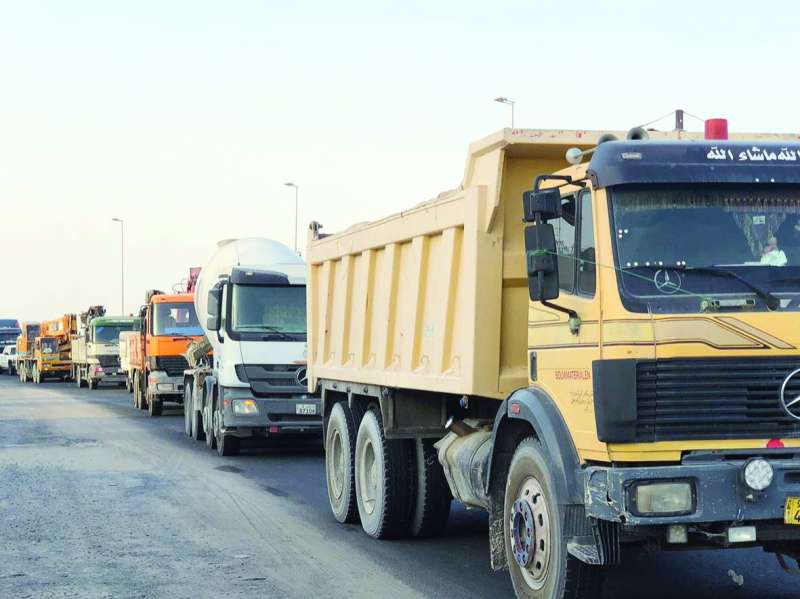 ازدحام طريق المطلاع العبدلي بالشاحنات
