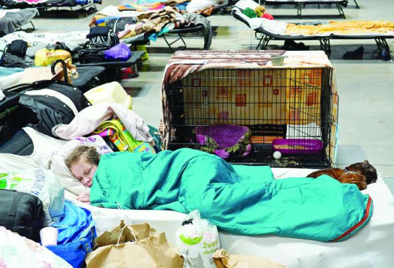 لاجئة أوكرانية ترقد في مركز للاجئين بالعاصمة البولندية وارسو	 (أ ف ب)