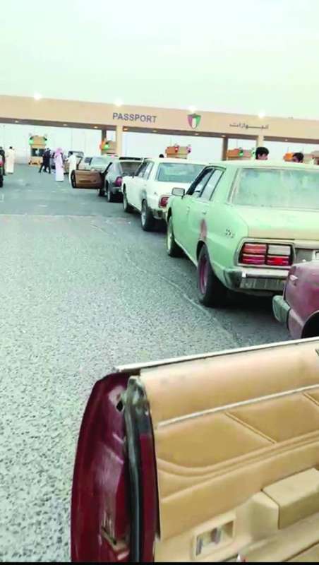 
المركبات المبعدة في طريقها لمغادرة البلاد
