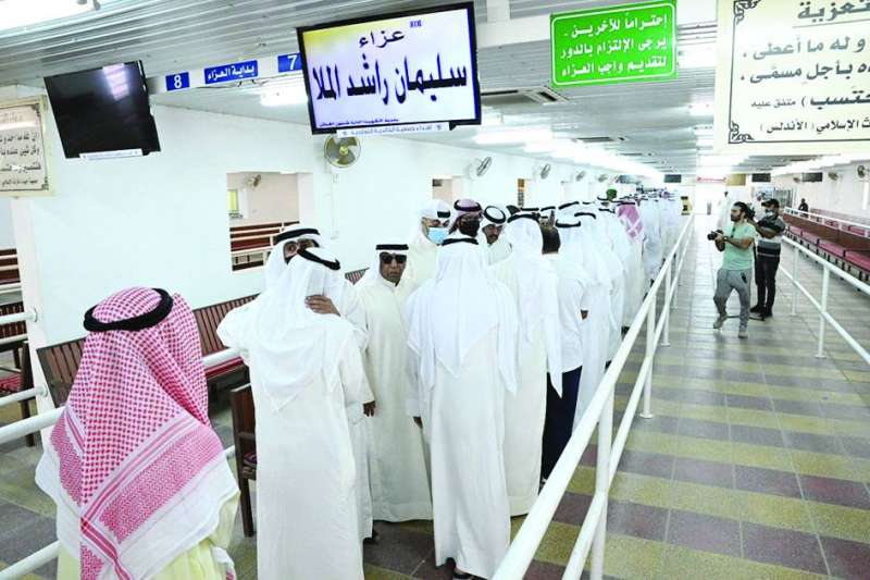 أصدقاء وأقرباء الراحل يقدمون واجب العزاء	(تصوير نايف العقلة)