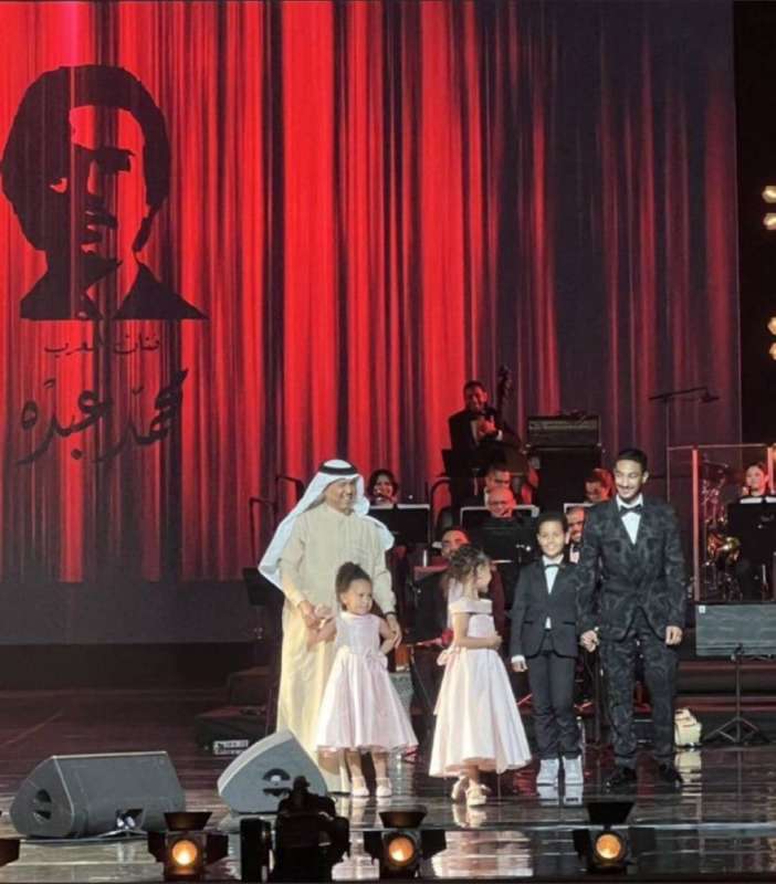 محمد عبده إلى جانب أبنائه في حفل الجمعة