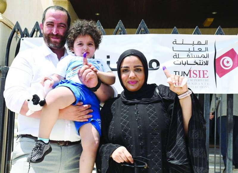 عائلة تونسية عقب المشاركة في الاستفتاء 
