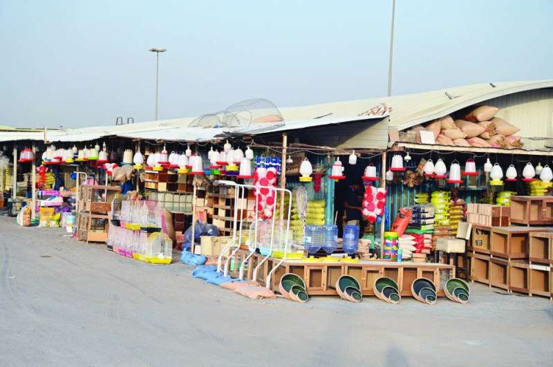 
تجاوزات على الرصيف لعرض البضائع 	 (تصوير نايف العقلة)