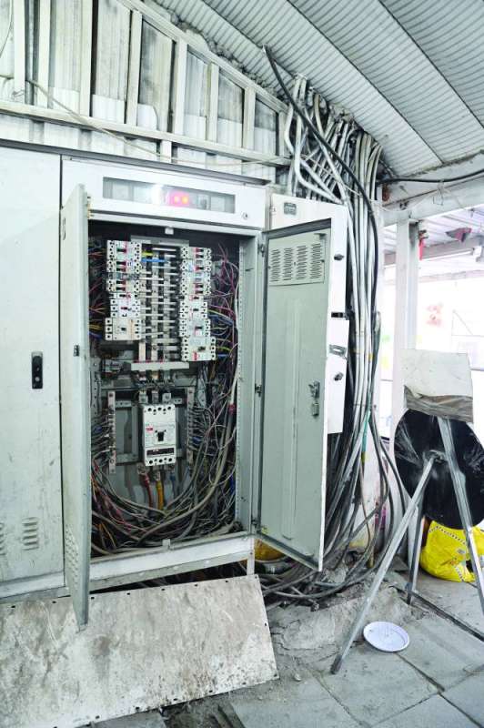 
محول كهربائي مكشوف للعبث
