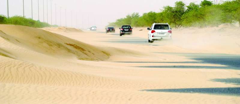 السير وسط تلال السافي على طريق السالمي (تصوير سعود سالم)