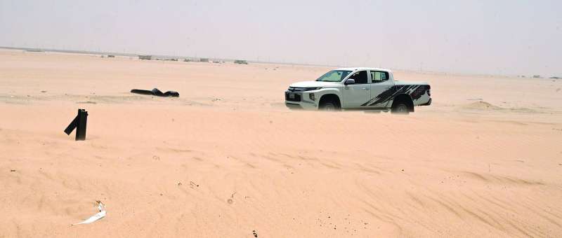 سيارة وسط الرمال