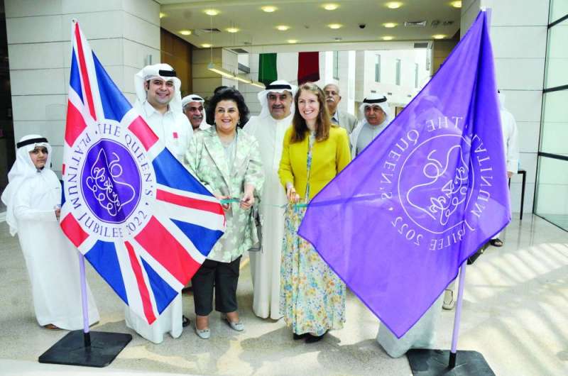 
هالة البدر تشارك السفيرة البريطانية قص شريط افتتاح معرض عيسى دشتي
