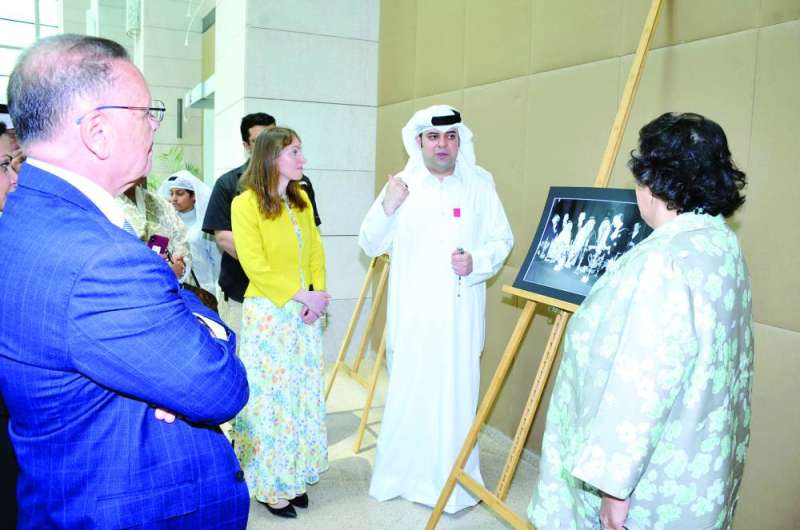 
دشتي يشرح عن إحدى الصور بحضور الشيخة هالة والسفيرة لويس والسفير المالطي