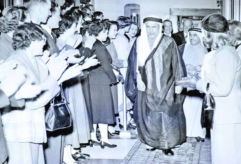 
الشيخ عبدالله السالم والوفد المرافق له لدى استقباله في بريطانيا