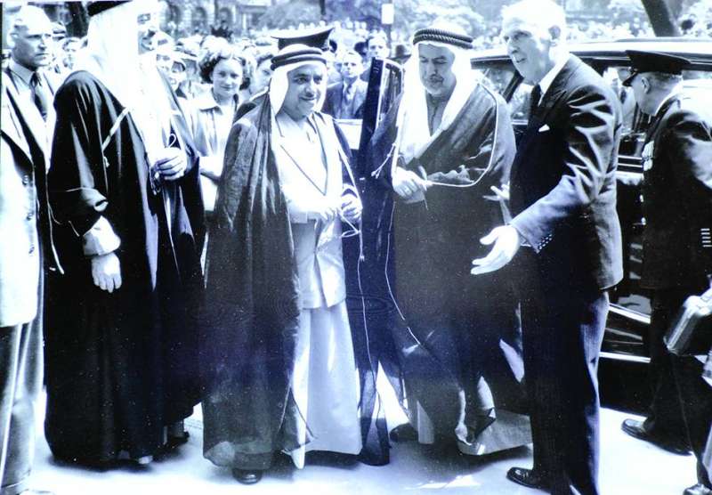 
صورة أرشيفية للشيخ عبدالله السالم لدى وصوله إلى القصر الملكي البريطاني