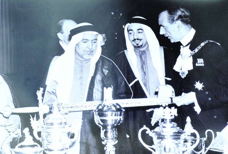 
الشيخ عبدالله السالم متبادلاً الهدايا التذكارية في بريطانيا
