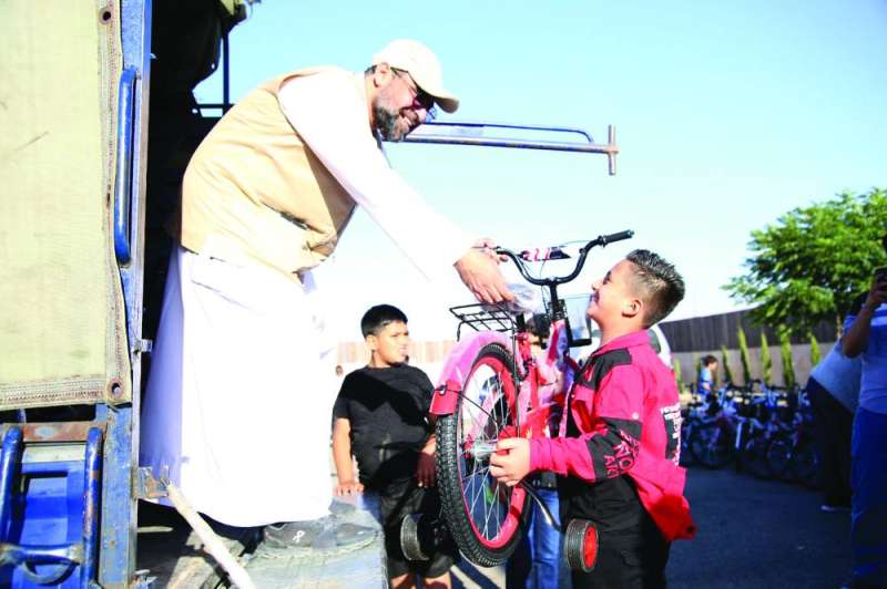 دراجات لعدد من الأطفال الأيتام