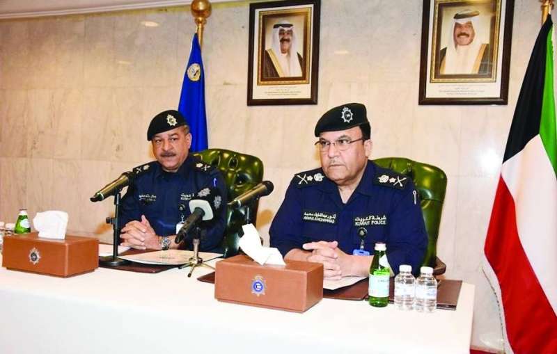 البرجس والصايغ خلال الاجتماع مع مسؤولي وممثلي الحسينيات الأربعاء الماضي
