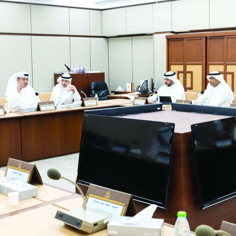 المطر يتحدث في اجتماع اللجنة بحضور مدير هيئة البيئة
