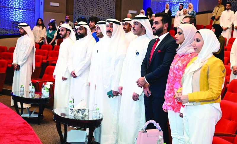 الحضور وقوفاً للنشيد الوطني