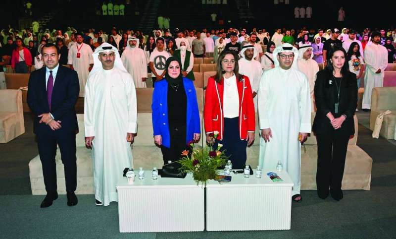 الحضور وقوفاً أثناء عزف النشيد الوطني 	(تصوير أسعد عبدالله) 