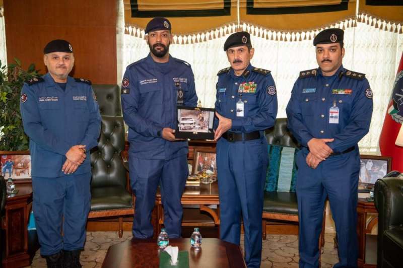 الفريق المكراد مكرما أحد رجال قطاع المكافحة