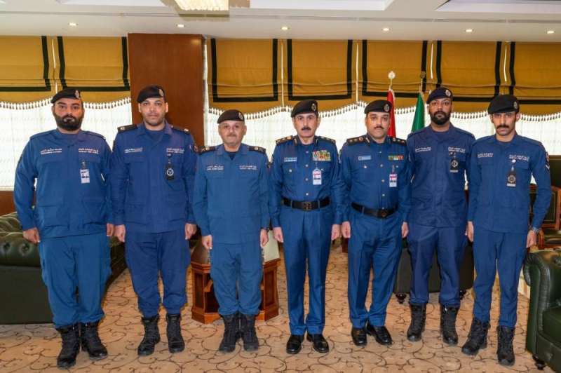 الفريق المكراد متوسطا المكرمين