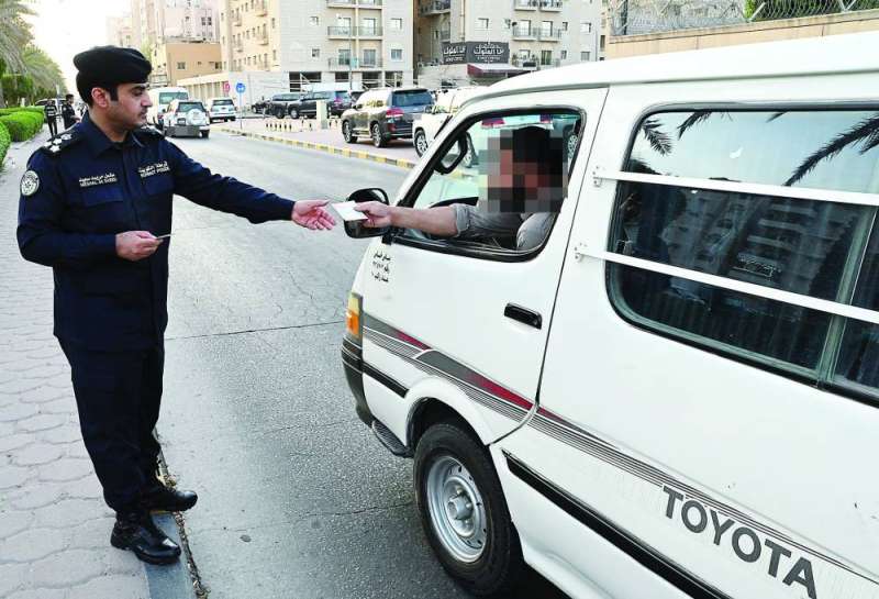 
العميد السويجي يتأكد من أوراق إحدى السيارات
