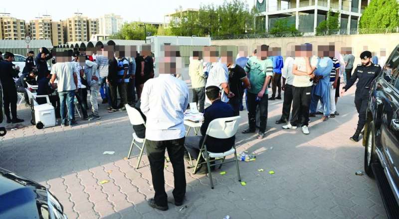 
عدد كبير من المخالفين ينتظرون تحرير مخالفات لهم	 (تصوير نايف العقلة)
