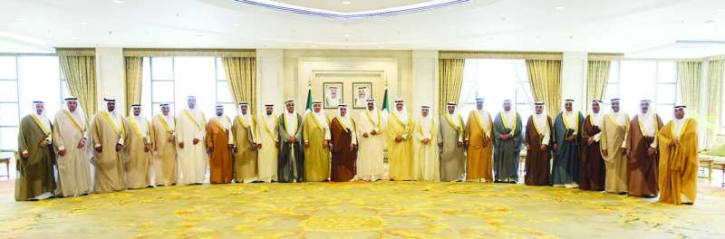 
النواف متوسطاً ووزير الخارجية السفراء والقناصل الجدد